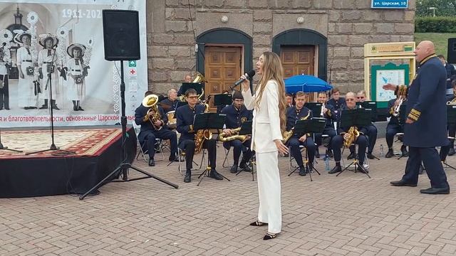 Праздник Белого цветка в Екатеринбурге 18 июня 2023 у Храма-на-Крови: выступление оркестра Уралбэнд смотреть онлайн