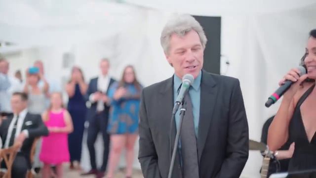 Jon Bon Jovi sorprende y canta en boda смотреть онлайн