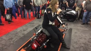 Как поднять мотоцикл Harley-Davidson ? Презентация в Нью Йорке на выставке H-D
