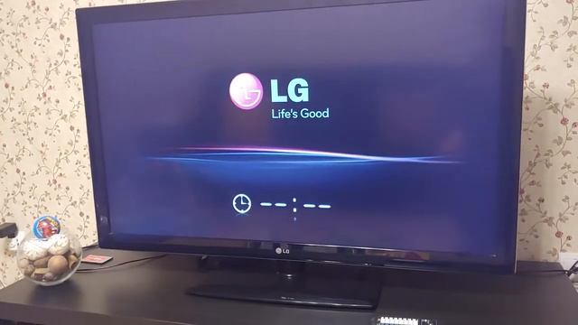 LG 47LD650 Висит на заставке