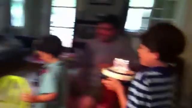 Как папы спасают детей  Отцовский инстинкт