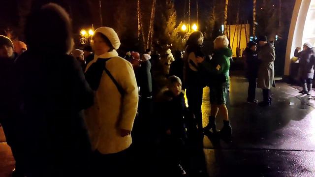 БЕЛЫЕ ТУМАНЫ, СЕРЫЕ ДОЖДИ!💃🕺👍/ТАНЦЫ В ПАРКЕ ГОРЬКОГО ХАРЬКОВ НОЯБРЬ 2021 смотреть онлайн