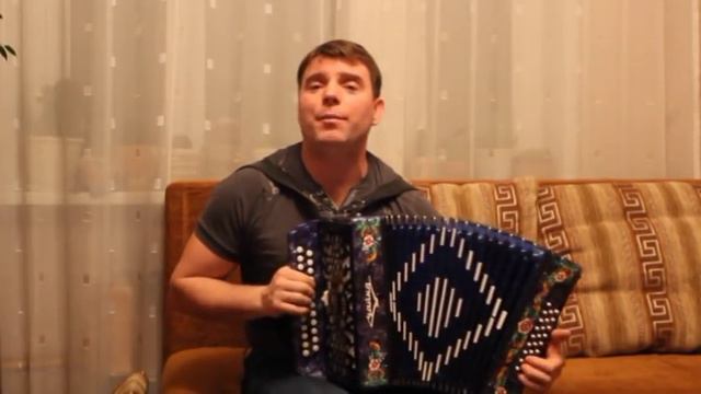 Песни под гармошку поет Алексей