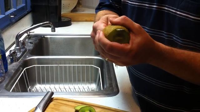 Peeling Kiwi with a Spoon смотреть онлайн