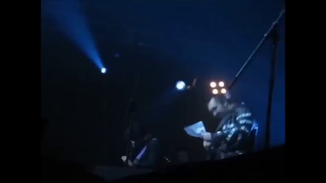 Михаил Горшенёв поёт за опоздавшего брата песню 