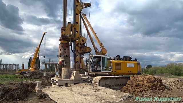 Bauer BG-28 бурение скважины под бнс для третьего моста в Волгодонске , часть 1.