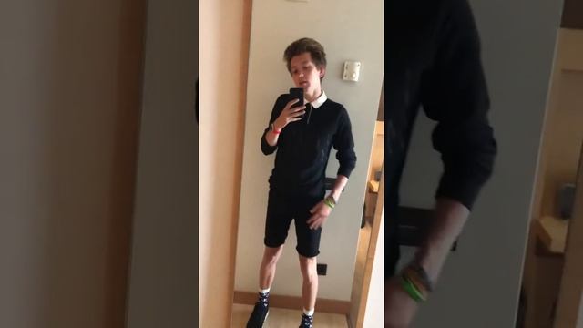 Сексуальный , модный мальчик в чёрном смотреть онлайн