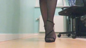 Стройные женские ножки в босоножках