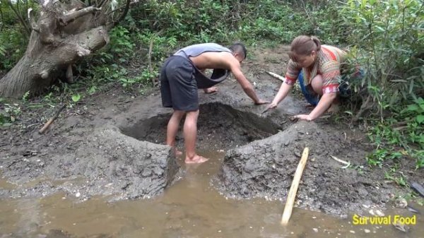 Survival Skills: Dig Holes Build Fish Trap - Amazing Skills Catching Catfish
