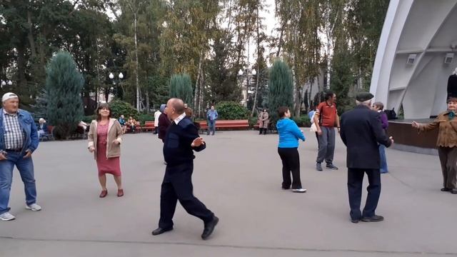 КУМЕ ЗОЛОТИЙ!???/ ТАНЦЫ В ПАРКЕ ГОРЬКОГО ХАРЬКОВ ОКТЯБРЬ 2020 смотреть онлайн