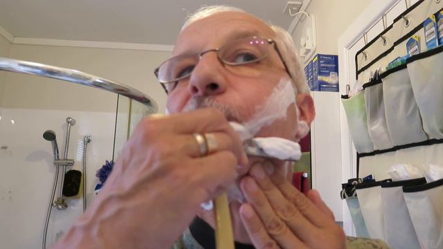 Бритьё опасной бритвой Wade & Butcher Sheffield England straight razor shaving смотреть онлайн