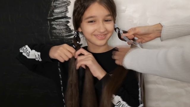 Что заплести себе в школу. Коса из 4 прядей с двумя лентами // 4-strand braid with 2 ribbons смотреть онлайн