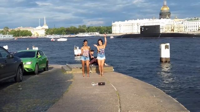 Иностранки зажигают в Санкт Петербурге на Университетской Набережной смотреть онлайн