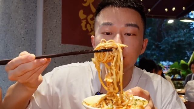 打卡西安特色油潑餃子，韭黃牛肉混合酸湯餃子，吃起來那叫一個爽！【海浪兄弟】 смотреть онлайн