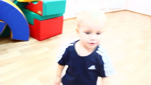 Виталик катается на роликах и болтает. 2 года 1 месяц. смотреть онлайн