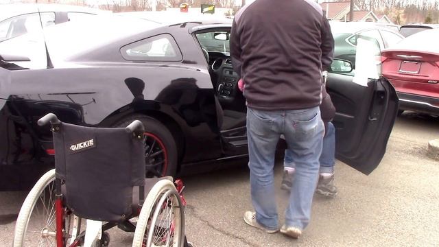 Access Unlimited Multi-Lift Entering Ford Mustang 2005-2014 (Exterior View) смотреть онлайн