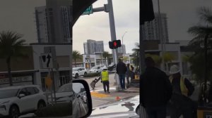 Он копает яму?