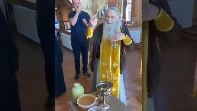 Батюшка Илий освящает мёд в скиту.