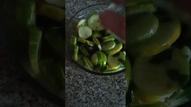 Первый снег, а на грядке ещё огурчики.