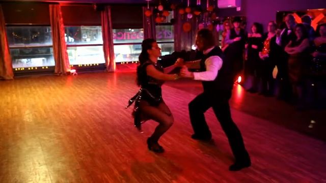 Let's Dance Studio Roman & Jennifer Quickstep to "Diamonds Are A Girl's Best Friend" смотреть онлайн