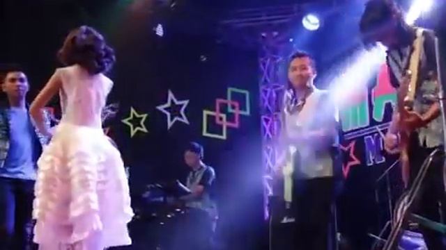 KASIH TAK SAMPAI - TASYA ROSMALA FEAT GERRY MAHESA - OM MANHATTAN смотреть онлайн