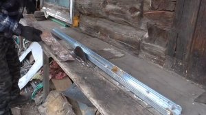 Как порезать ровно на ремни сырую , замороженную кожу   Канал ТАЁЖНАЯ ОБИТЕЛЬ НИКОЛАЯ АБОИМОВА