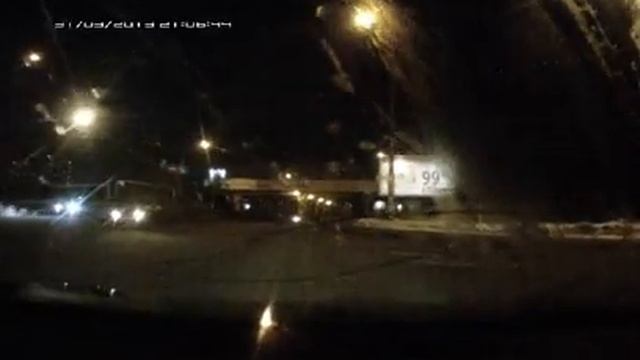 таксист 050 разговаривал по телефону и не заметил колонну машин ехавших на него смотреть онлайн