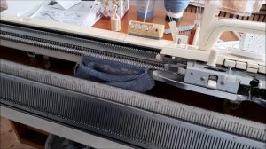 Жаккард.  Шапка с ушами на вязальной машине. Можно связать на однофонтурной машине.