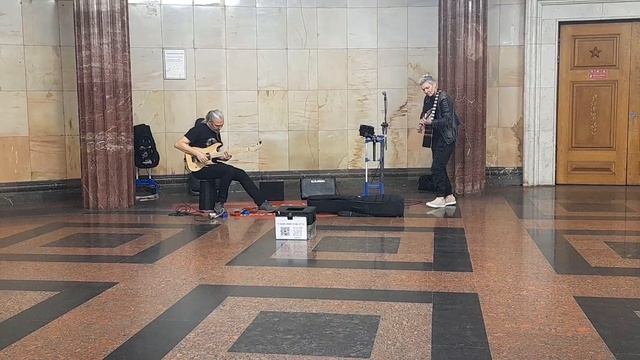 СЛУШАЕМ МУЗЫКУ В МОСКОВСКОМ МЕТРО смотреть онлайн