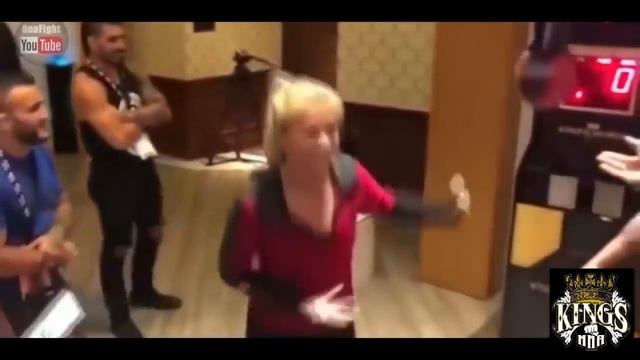 БОЙЦЫ ММА ПРОБИВАЮТ ИГРОВОЙ АВТОМАТ КТО СИЛЬНЕЕ. MMA PROMOTERS TRY THE GAME AUTOMAT WHO IS STRONGER смотреть онлайн