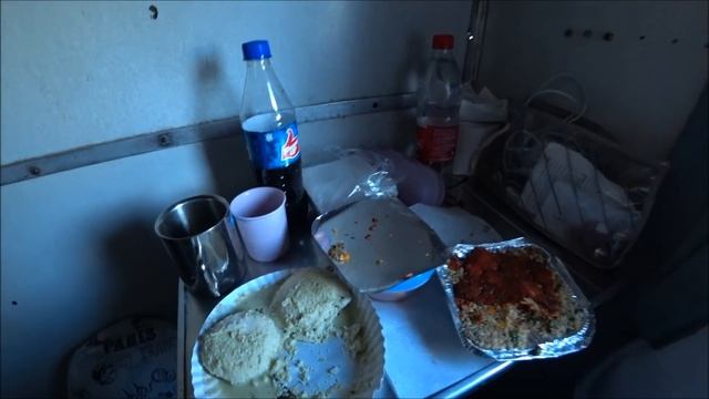 76. Еда в индийском поезде. Популярное блюдо в Махараштре. Приехали в Пуну. Индия смотреть онлайн