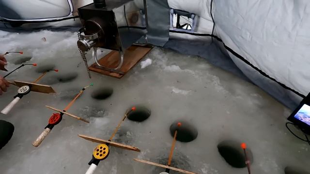 На новые места за сигом и хариусом / Зимняя рыбалка в новой палатке / Рыбалка с домашним комфортом смотреть онлайн