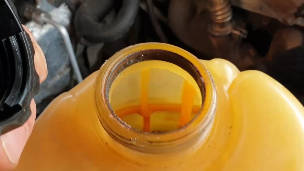 ТЕЧЬ АНТИФРИЗА ИЗ ПОД ГОЛОВКИ ДВИГАТЕЛЯ - ЛЬЮ ГЕРМЕТИК, ЗАЧЕМ ؟.Часть ... смотреть онлайн