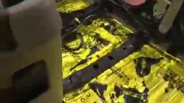 Пол, дно авто - одно из самых уязвимых мест, поэтому и виброизоляции мы сюда нанесем "от души" смотреть онлайн