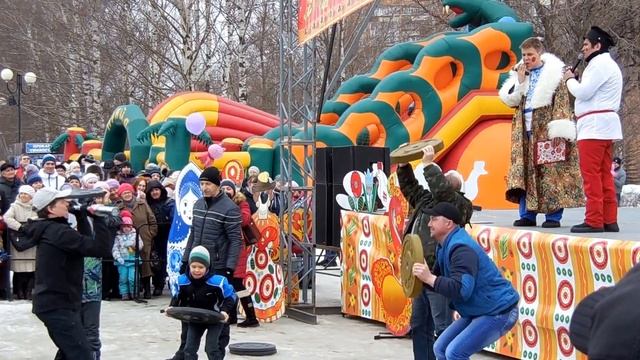 «Широкая масленица» игры на Центральной площади города Ижевска Удмуртской Республики смотреть онлайн