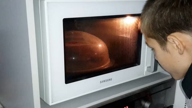 Big Russian chellenge with 12 Chocopies in microwave(bad end)НЕУДАЧА С 12 ЧЕКОПАЯМИ смотреть онлайн