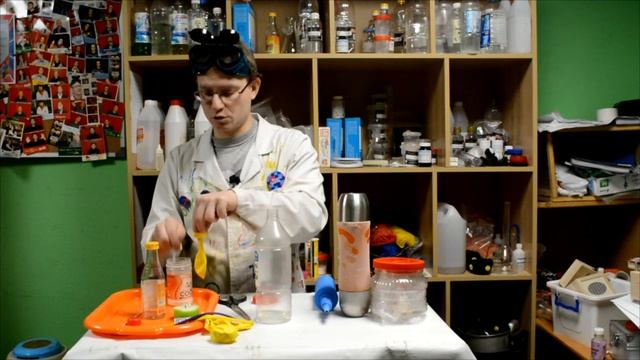 Как надуть воздушный шарик химическим способом?! смотреть онлайн