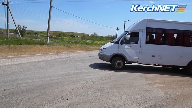 Керчь: грузовик, везущий камень на Керченский мост, угодил в яму смотреть онлайн