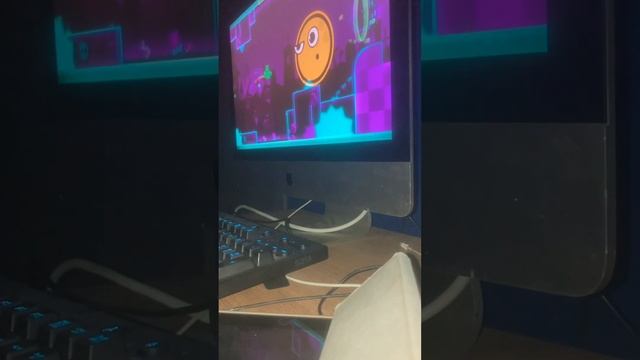 Прохожу LETs RUN на 3монетки как называется песня и игра будет в ком смотреть онлайн