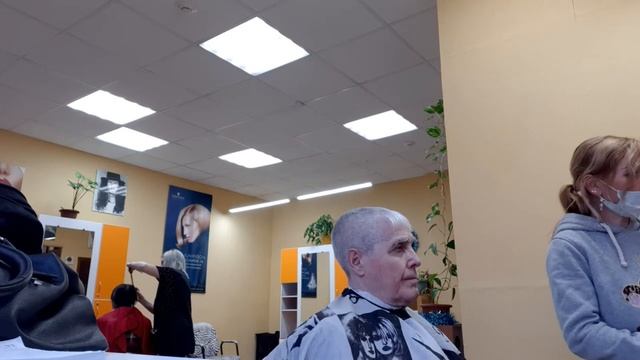 #мужскаястрижка#полубокс# Мужская стрижка на седой волос насадками. Полубокс с челкой смотреть онлайн
