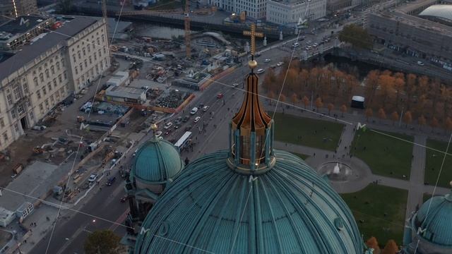 Orbit footage around dome of Berlin Cathedral. Aerial view of Lustgarten park and busy street aroun смотреть онлайн