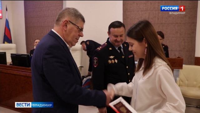 Десять школьников из Владимирской области получили свои первые паспорта из рук Валерия Медведева смотреть онлайн