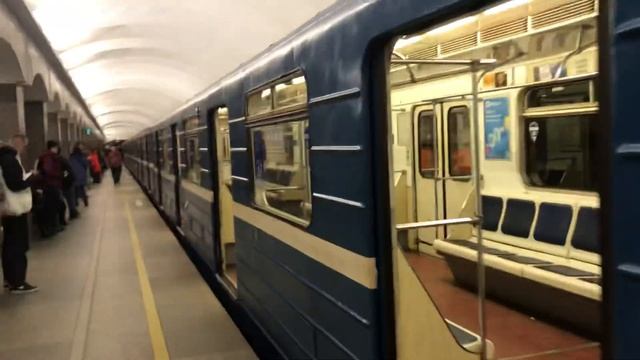 Посадки нет! Метропоезд «81-717» на станции метро «Достоевская» смотреть онлайн