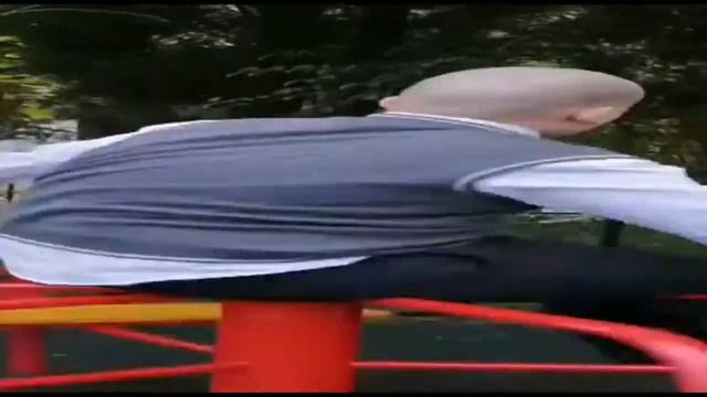 Вертолет афигел и крутится вокруг своей оси, школьник крутится на качели смотреть онлайн