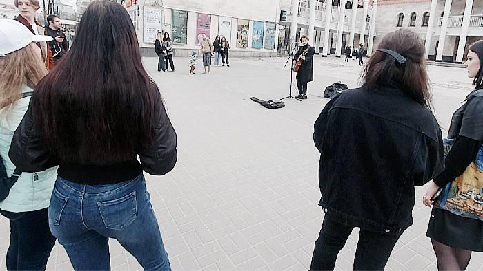 Красивая музыка, танцы, кумиры и их поклонницы.