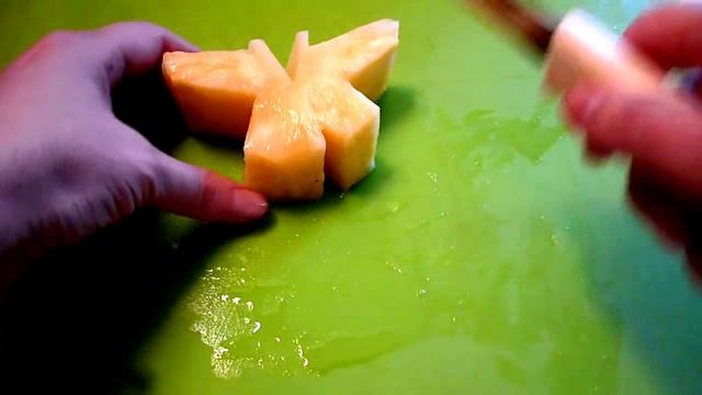 КАК КРАСИВО НАРЕЗАТЬ АНАНАС! БАБОЧКИ ИЗ АНАНАСА! КАК КРАСИВО НАРЕЗАТЬ ФРУКТЫ УКРАШЕНИЯ ИЗ ФРУКТОВ смотреть онлайн