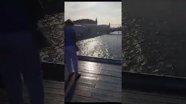 Зарядье, парящий мост над Москвой рекой. Москва Россия смотреть онлайн