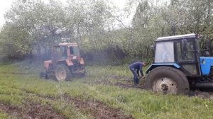 Трактор #Беларус1221 застрял в грязи.#Т25 пришел на помошь