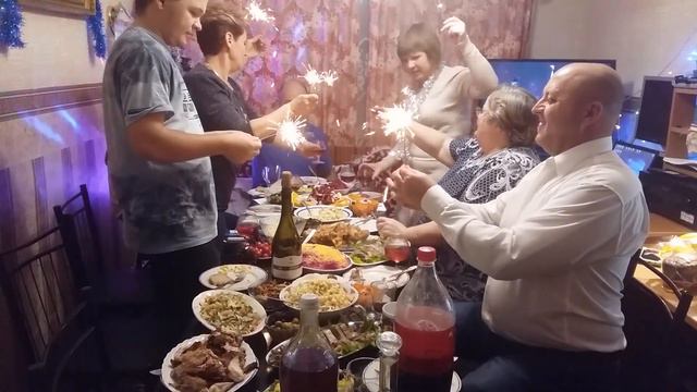 Провожаем старый и встречаем новый. Всех с 2019 годом! смотреть онлайн