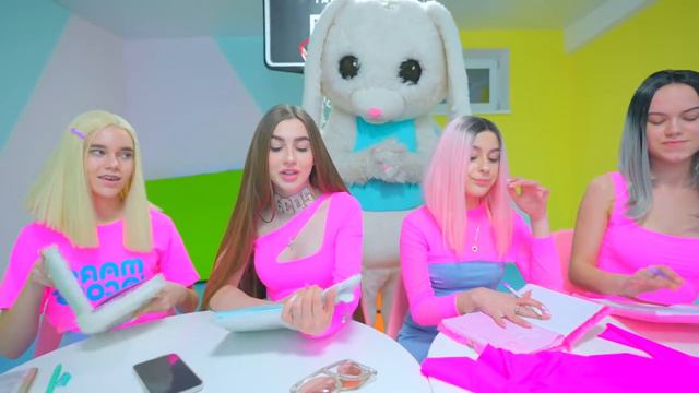 ДЕВОЧКИ БАНИ УСТРАИВАЮТ КАСТИНГ НА 5 РОЗОВУЮ БУНТАРКУ смотреть онлайн